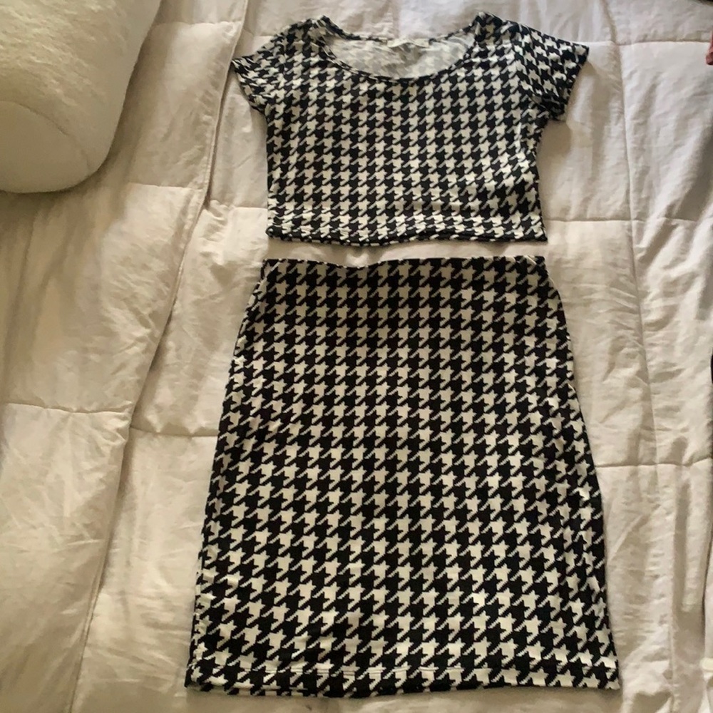 Super cute two piece pencil skirt set.